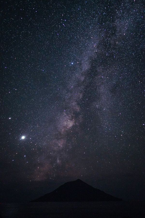 日本・東京都「八丈島 2020年夏最後の天の川」の写真：タイムラプス撮影中暇なので車の中からコン...