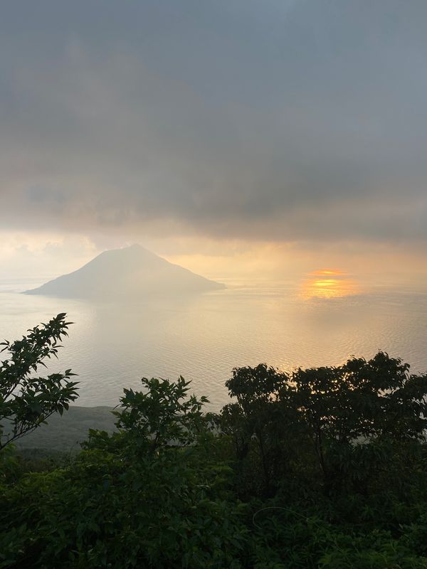 日本・東京都「八丈島 2020年夏最後の天の川」の写真：八丈小島展望台からの眺め