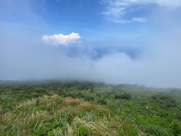 日本・東京都「八丈島 2020年夏最後の天の川」の写真：なんとか上まできた
頂上は鉢を回る