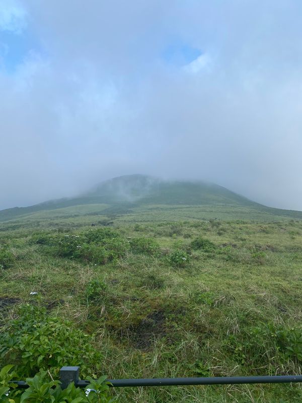 日本・東京都「八丈島 2020年夏最後の天の川」の写真：八丈富士
天気悪い〜