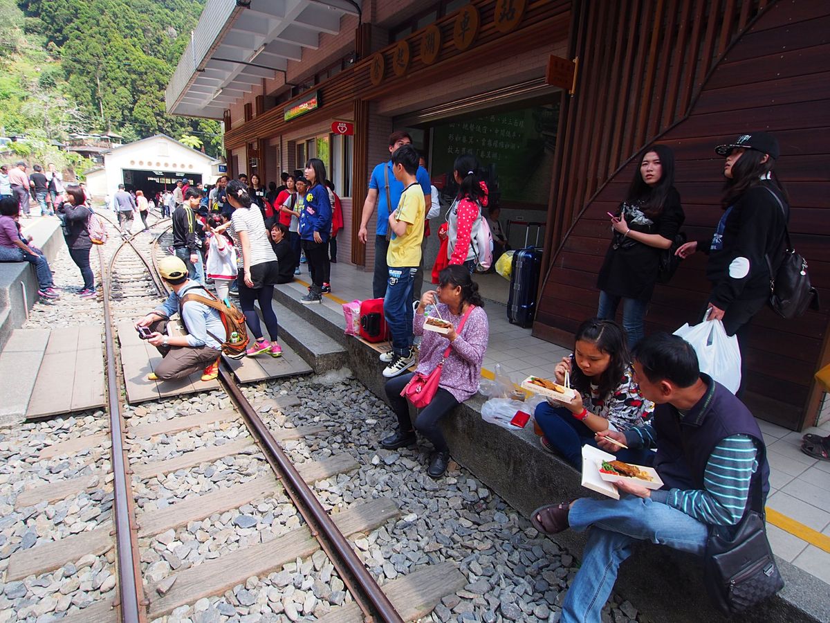 阿里山鉄道の途中駅は駅弁がとっても有名で、阿里山を訪れた人は、鉄道できた人...