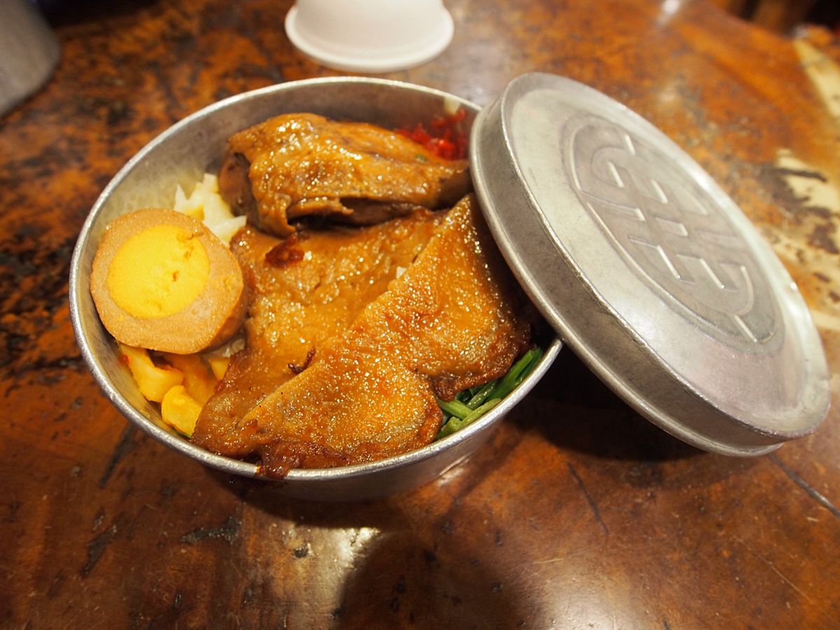 阿里山鉄道の途中駅は駅弁がとっても有名で、阿里山を訪れた人は、鉄道できた人...