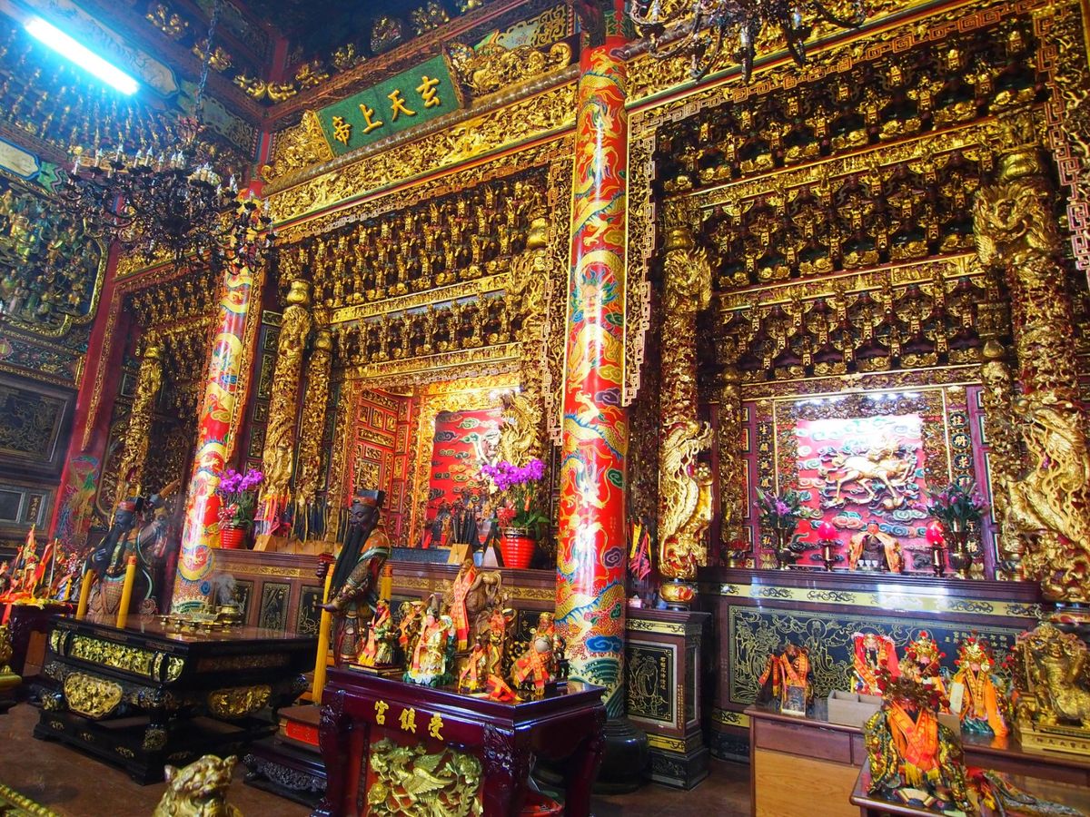 阿里山森林遊楽区のそばにある寺に来てみると、突然厄除けのような儀式が始まっ...
