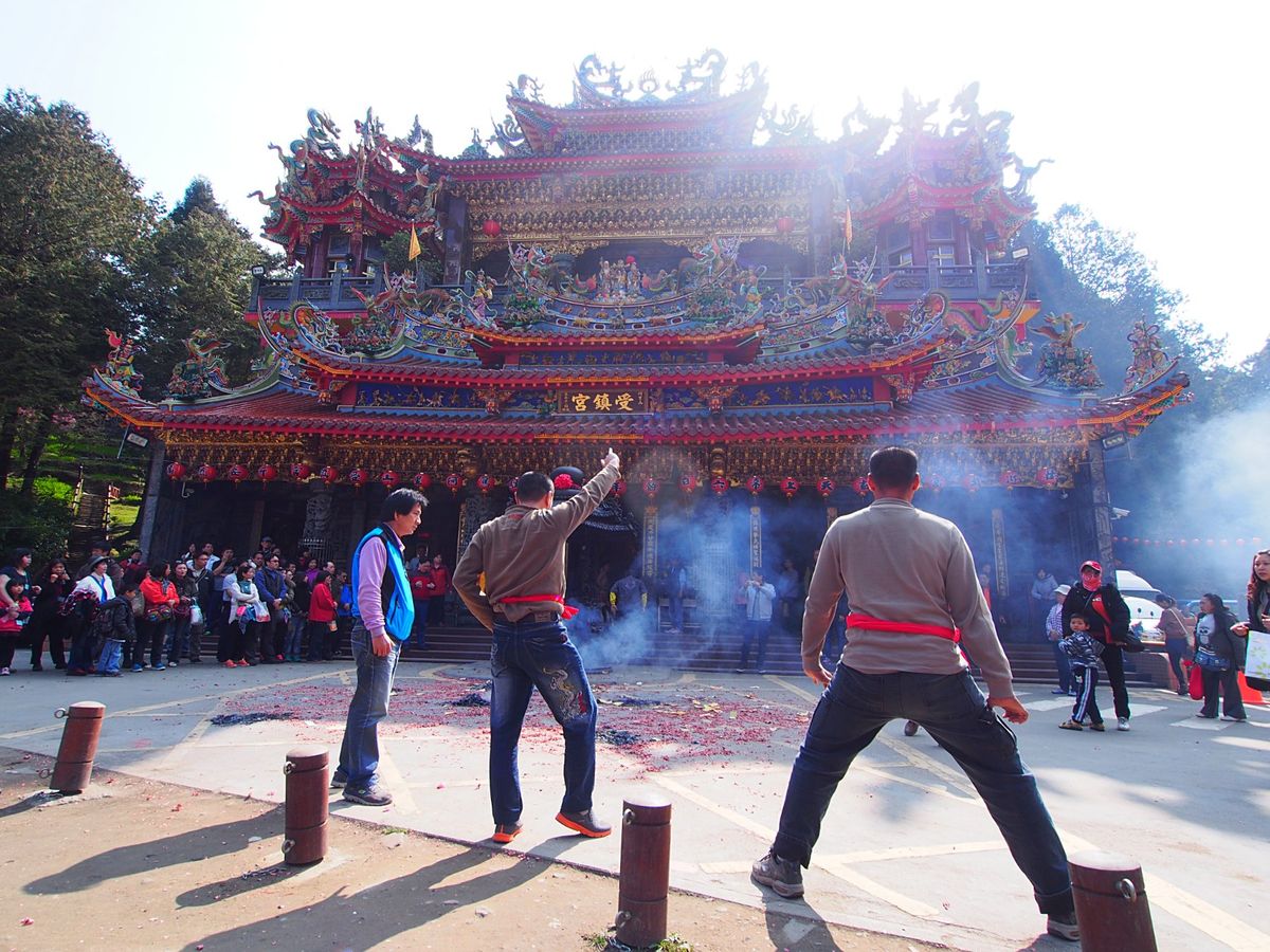 阿里山森林遊楽区のそばにある寺に来てみると、突然厄除けのような儀式が始まっ...