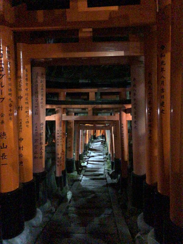 日本・京都「京都旅行」の写真：夜の伏見稲荷大社。夜には初めて行ったけど...