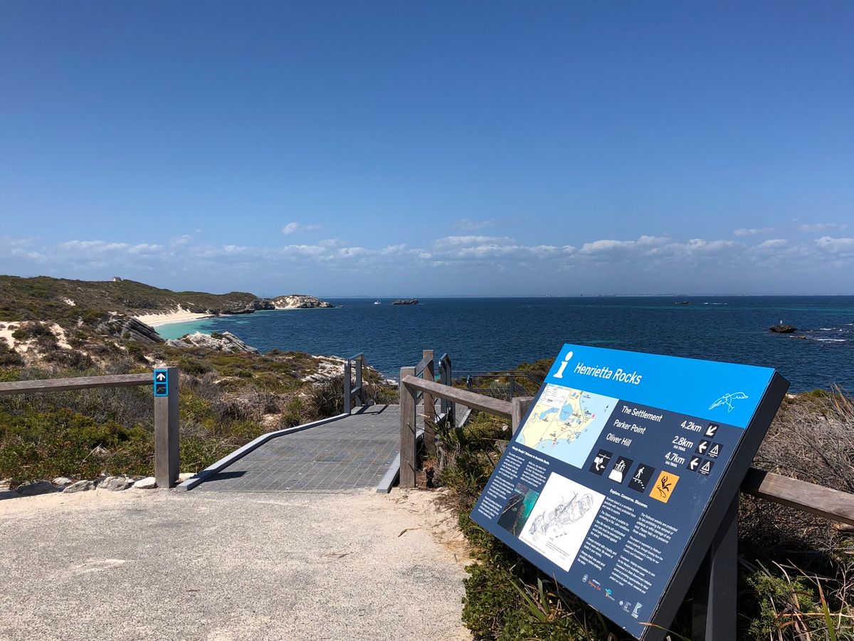 ロットネスト島。
のんびりサイクリング、野生のクォッカにも会う。