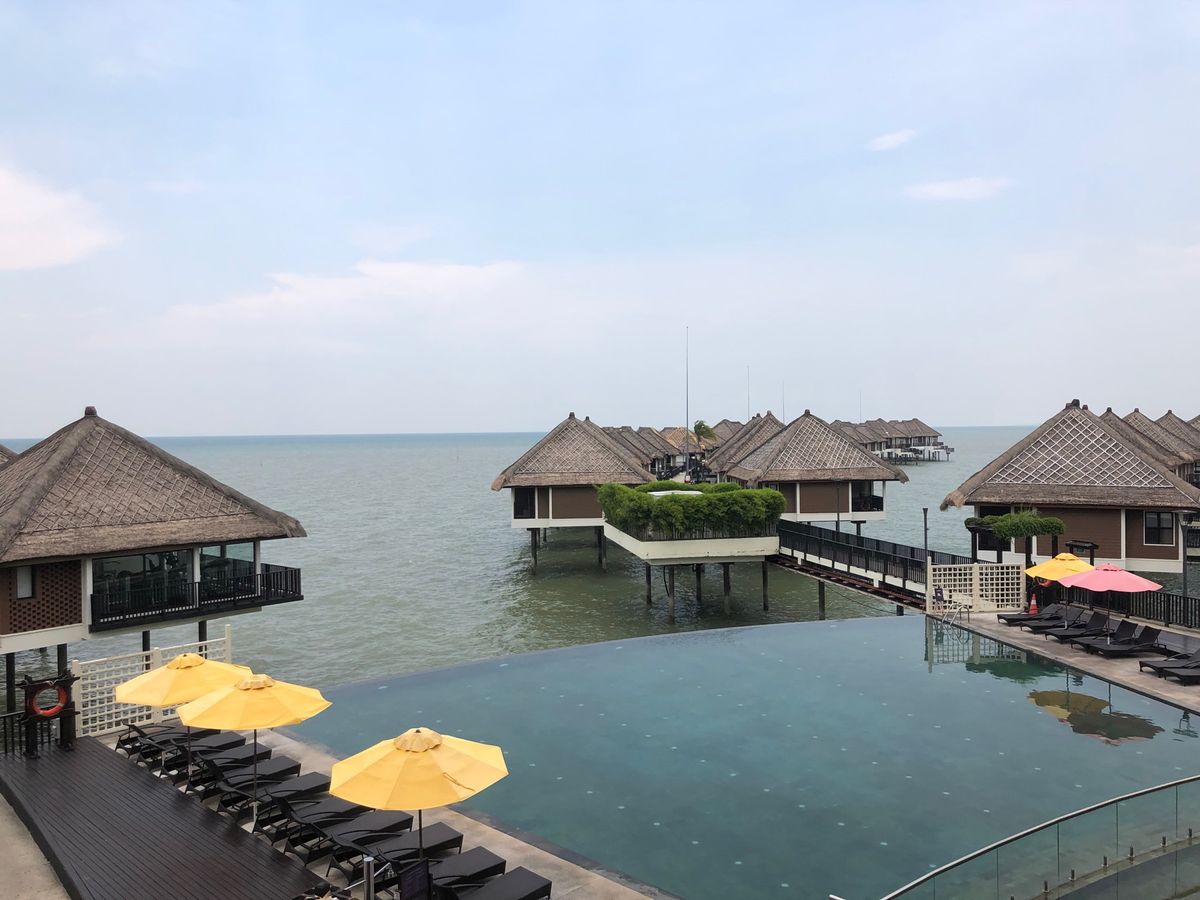 プールサイドでのんびり。