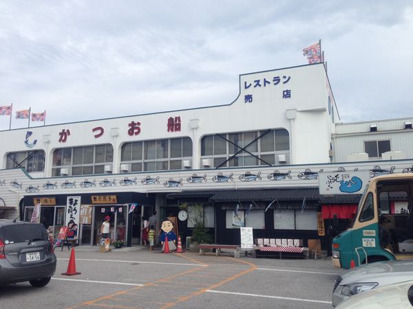 日本「高知」の写真：ここではカツオのたたきを実演販売してます