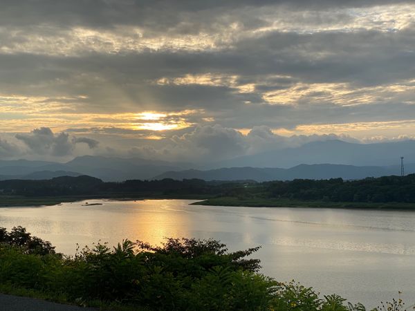 日本「岩手県盛岡市　繋温泉」の写真：御所湖の水面に夕日がうつる
透明。ぬるっ...