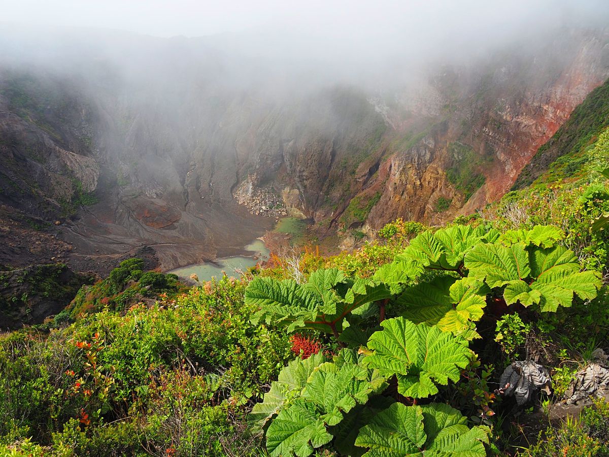 イラズ火山
標高3400mの活火山にも関わらず、山頂のすぐ近くまで車やバス...