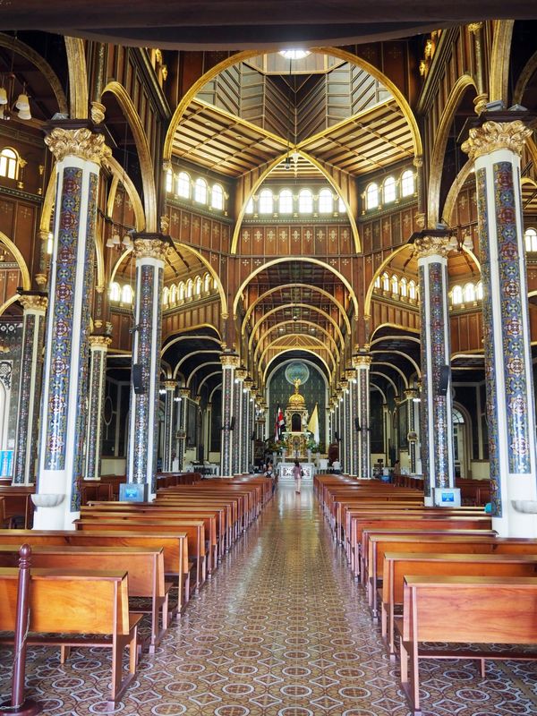 コスタリカ・サンホセ「コスタリカ 魅惑の動物王国をドライブ旅行🐸」の写真：コスタリカ国内に点在する美しい教会
規模...