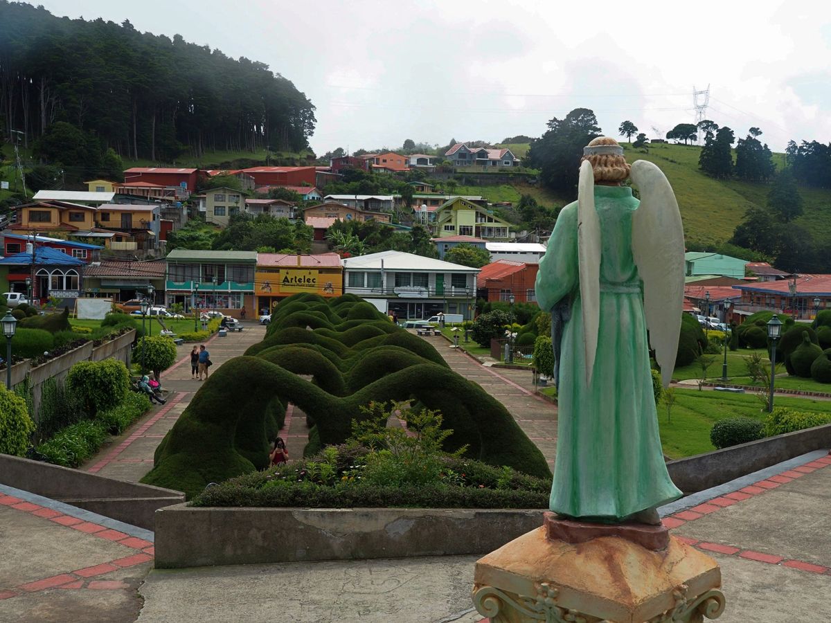 サルセロのカトリック教会
首都サンホセから70kmくらいの高原の村サルセロ...
