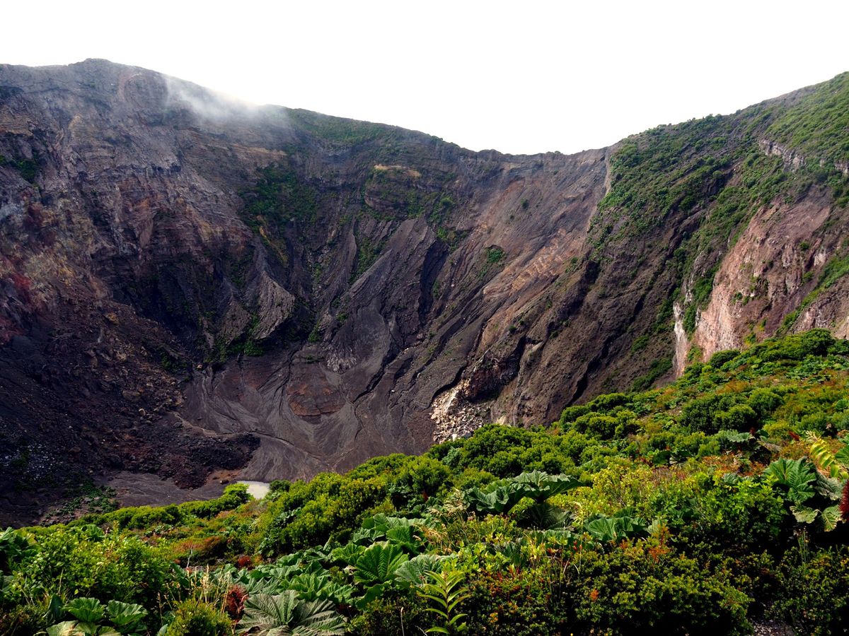 イラズ火山
標高3400mの活火山にも関わらず、山頂のすぐ近くまで車やバス...