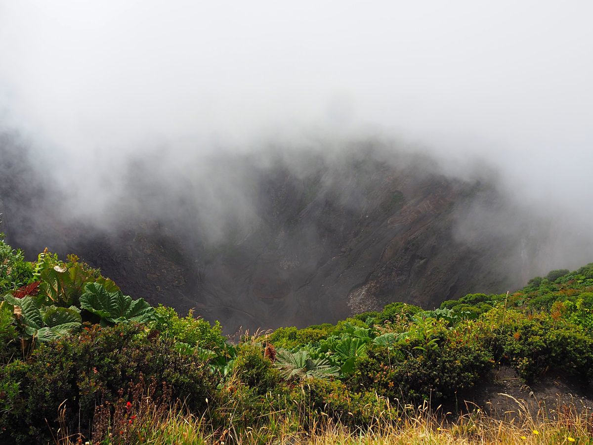イラズ火山
標高3400mの活火山にも関わらず、山頂のすぐ近くまで車やバス...
