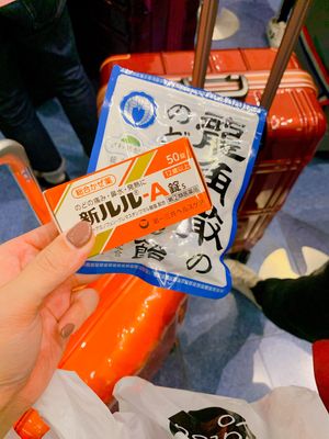 １日目

仕事早退して成田空港！１週間前くらいから喉風邪ひいてたから薬も買...