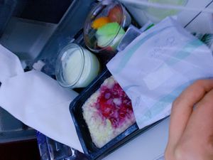 １日目

仕事早退して成田空港！１週間前くらいから喉風邪ひいてたから薬も買...
