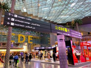 １日目

仕事早退して成田空港！１週間前くらいから喉風邪ひいてたから薬も買...