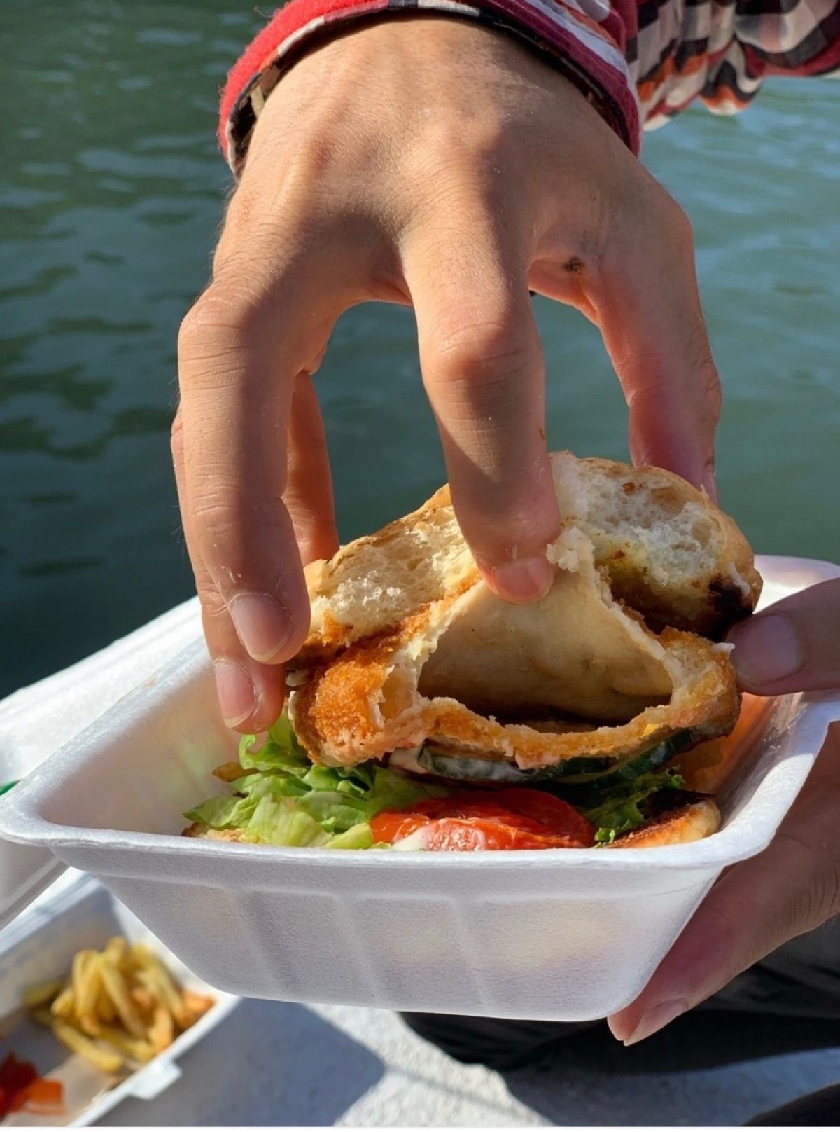 早朝5時に出発して朝日眺めながらの釣り
ガイドさんは地元の釣りマニアのおい...