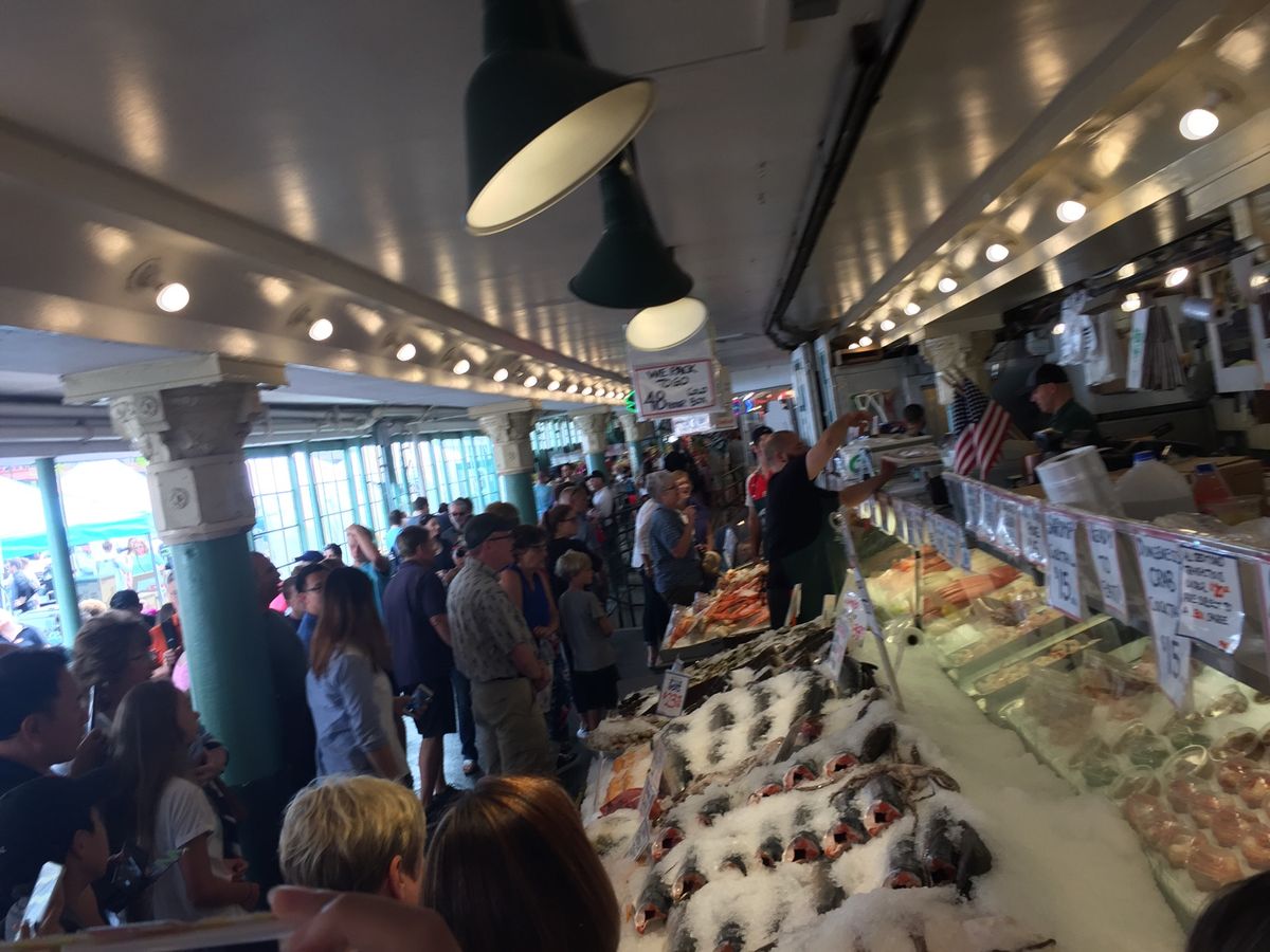 パイクプレイス・マーケット

人・人・人！
港があるから、新鮮な魚、花がず...