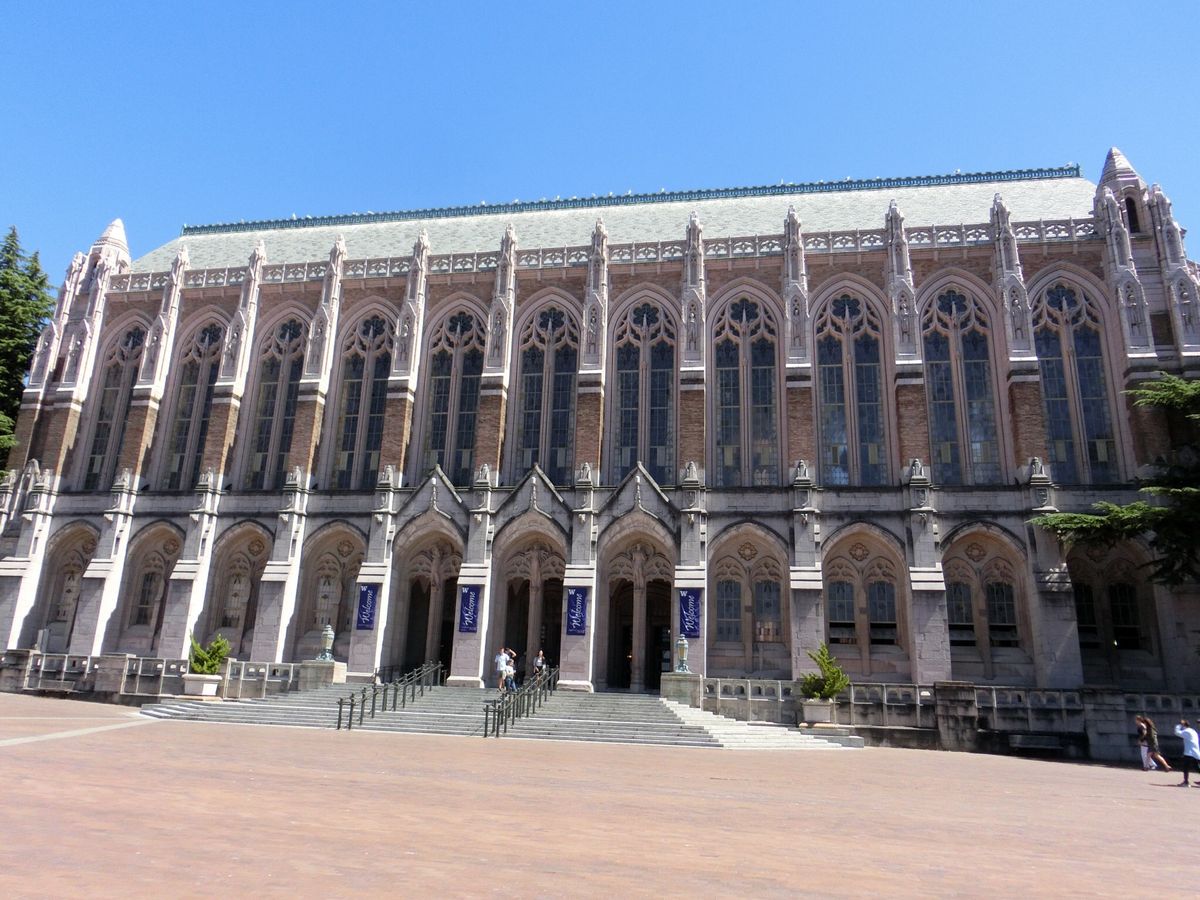 大学内を散歩！

中央の入り口近くにある噴水
その奥には「マウントレーニア...