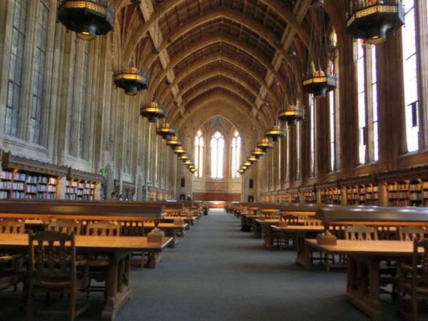 アメリカ(米国)・シアトル「シアトルミニミニ留学」の写真：ワシントン大学の図書館

まるでハリー・...