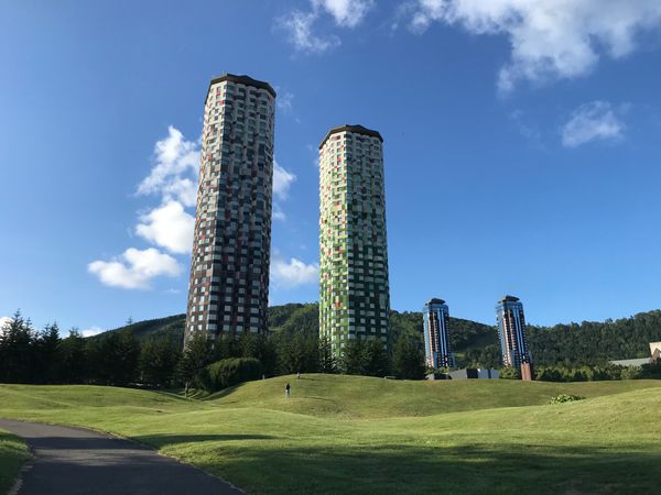 日本・北海道「北海道トマムで雲海を見る☁️」の写真：トマム・ザ・タワーとその奥にあるのが
リ...