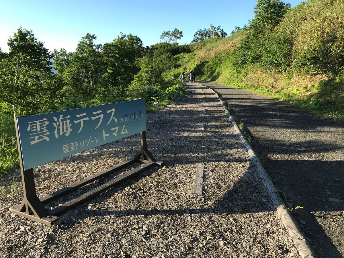 朝5時半のゴンドラに乗るために4時起き！
地上ではすごい霧だったのですが、...