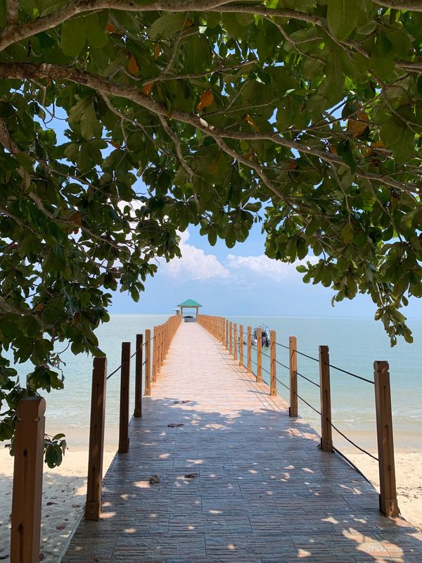 マレーシア・ペナン島「マレーシア　ペナン島」の写真：桟橋の先に迎えのボートが！