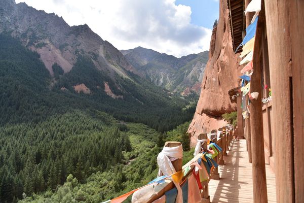 中国「河西回廊の旅」の写真：河西回廊は多くの民族が入り乱れる多民族地...