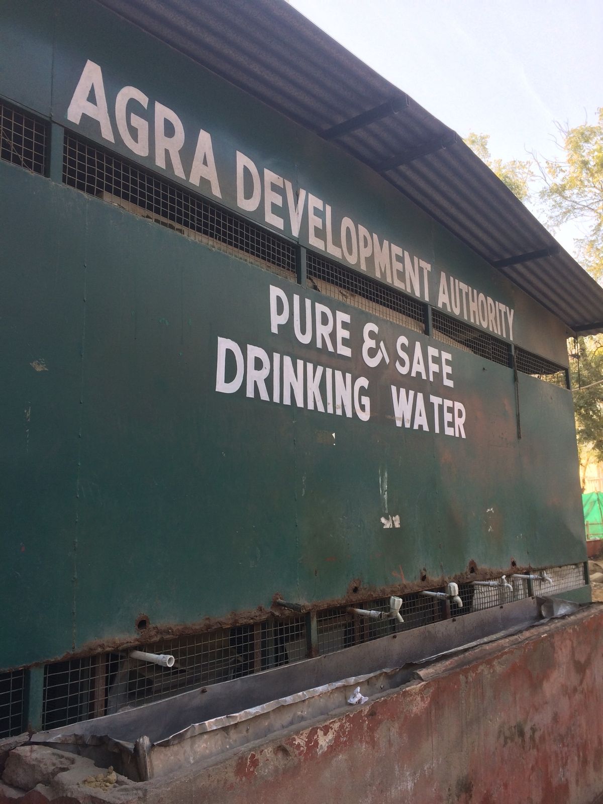 タージマハルの駐車場にある水飲み場。
絶対飲んだらあかんやつ。。。