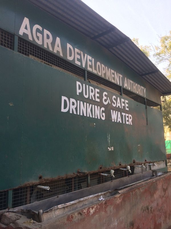 インド・アグラ「北インド 2017」の写真：タージマハルの駐車場にある水飲み場。
絶...