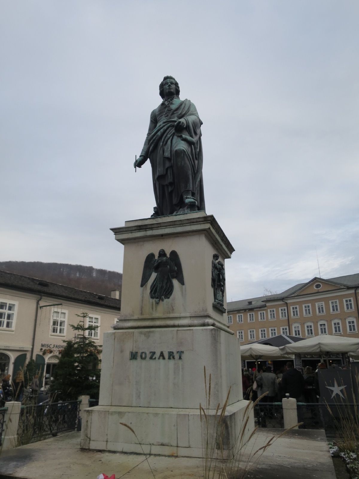 ミュンヘンからオーストリアはザルツブルクへ

ミラベル庭園
モーツァルト像...