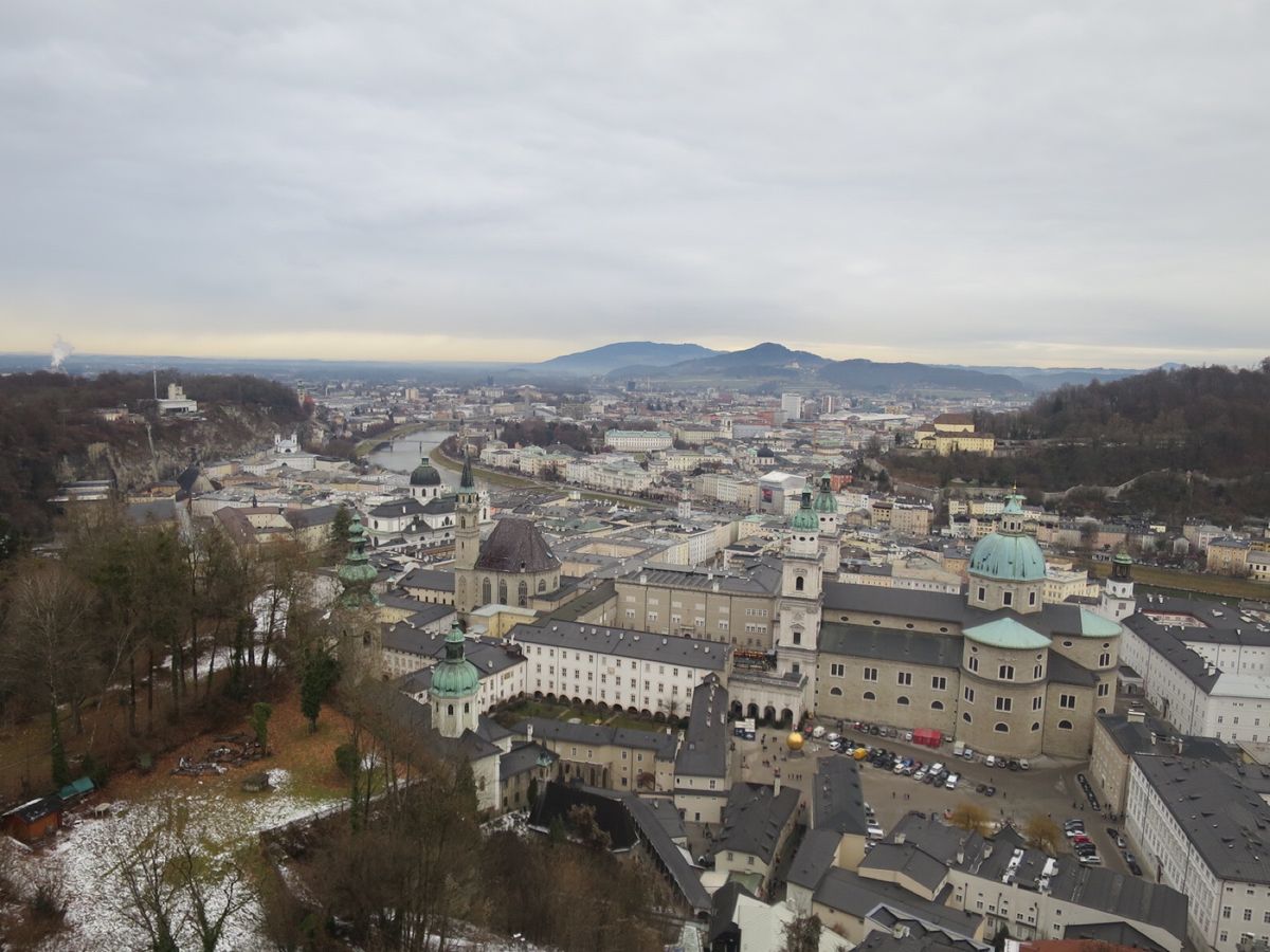 ミュンヘンからオーストリアはザルツブルクへ

ミラベル庭園
モーツァルト像...