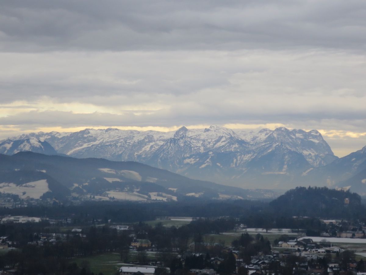 ミュンヘンからオーストリアはザルツブルクへ

ミラベル庭園
モーツァルト像...