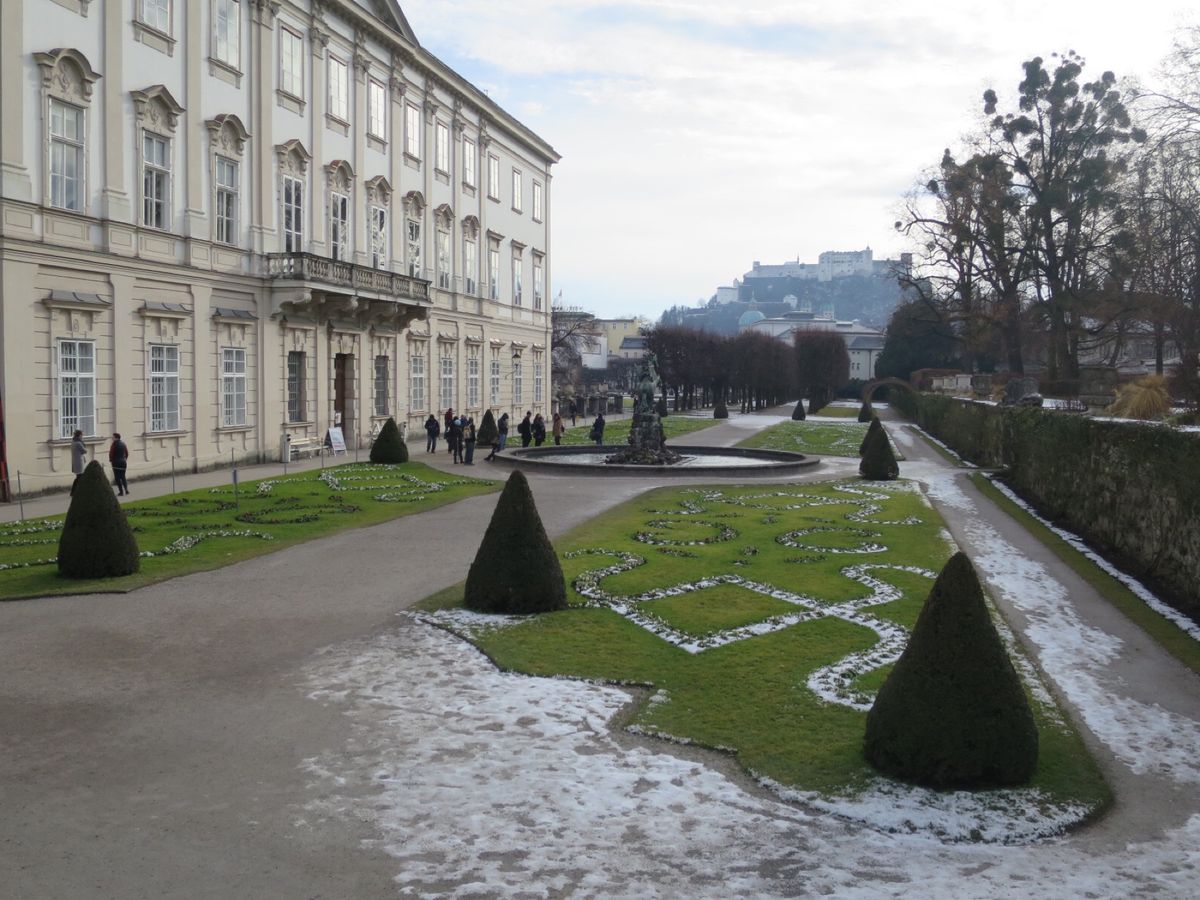 ミュンヘンからオーストリアはザルツブルクへ

ミラベル庭園
モーツァルト像...