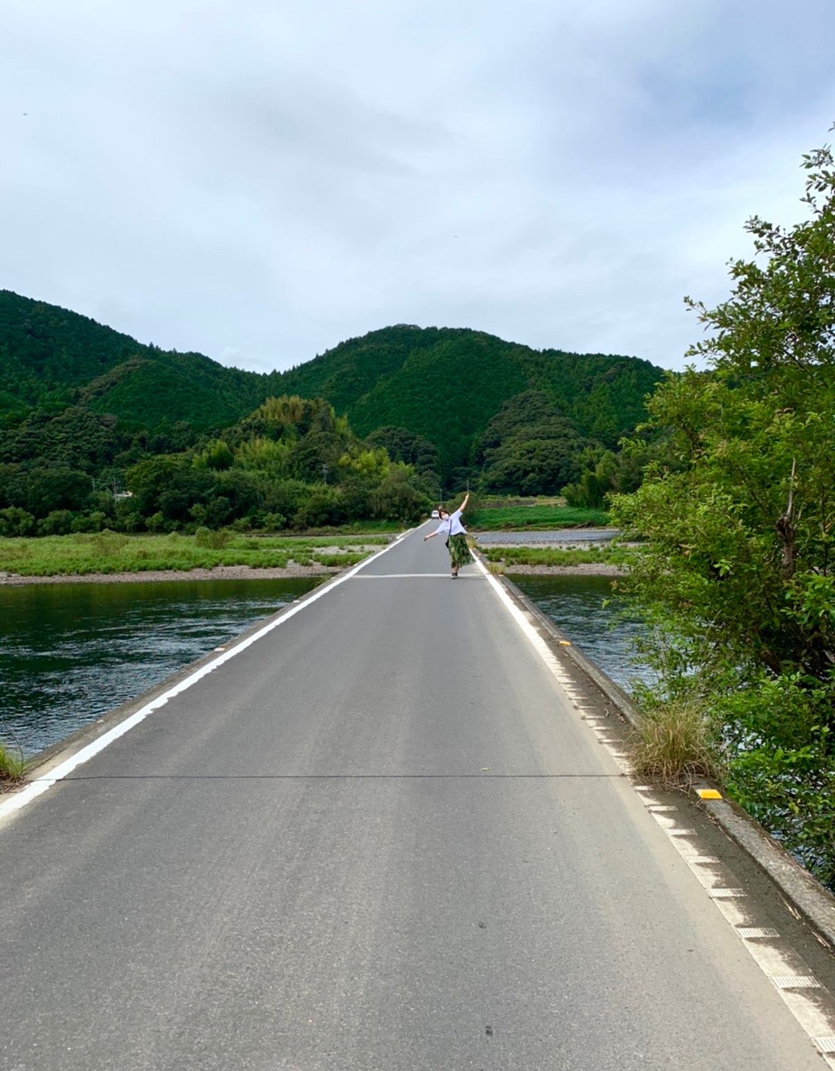 佐田沈下橋(今成橋)
曇ってたけど、途中から少しだけ青空が🌤

彼岸花の近...