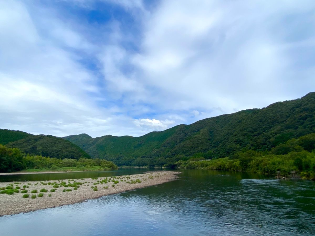 佐田沈下橋(今成橋)からの四万十川の眺め

写真だとわからないけど
四万十...