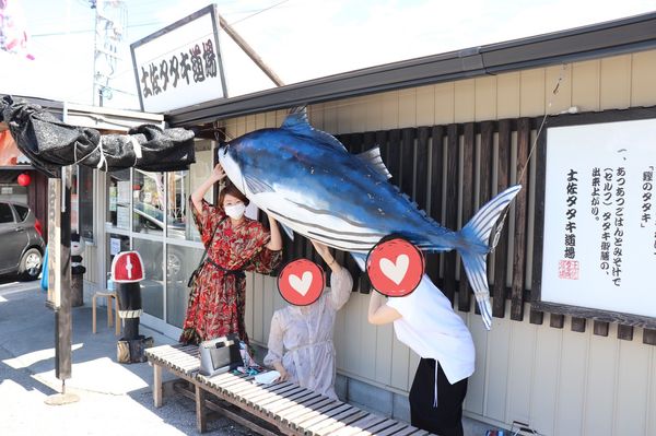 日本・四万十川「密を避けて大自然を満喫！」の写真：土佐タタキ道場

食べ終わったら店のおっ...