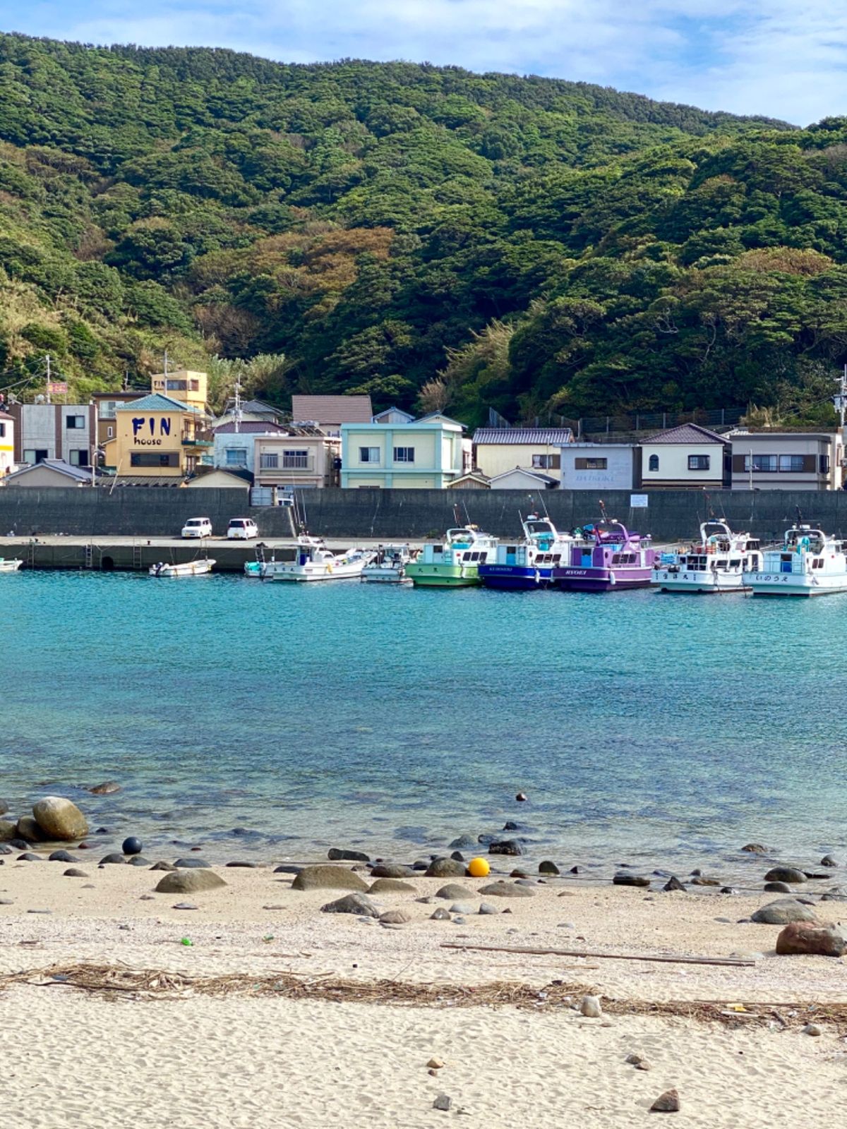 日本の海じゃないみたいな
透明度と鮮やかなブルーが印象的な柏島

水の透明...