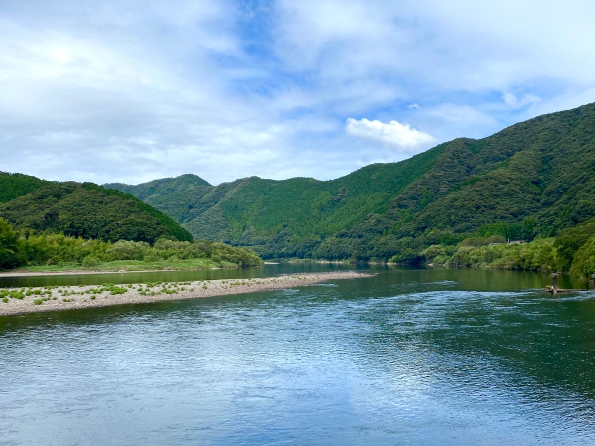 佐田沈下橋(今成橋)からの四万十川の眺め

写真だとわからないけど
四万十...
