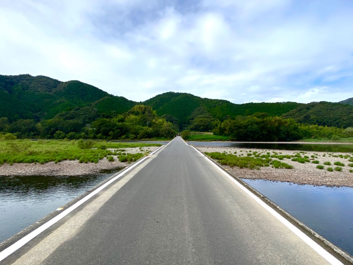 佐田沈下橋(今成橋)

彼岸花がたくさん咲いていて
赤と緑のコントラストが...