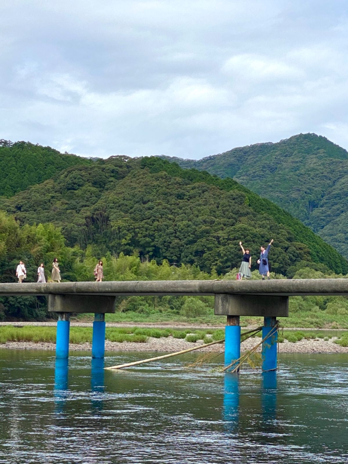 佐田沈下橋(今成橋)

彼岸花がたくさん咲いていて
赤と緑のコントラストが...