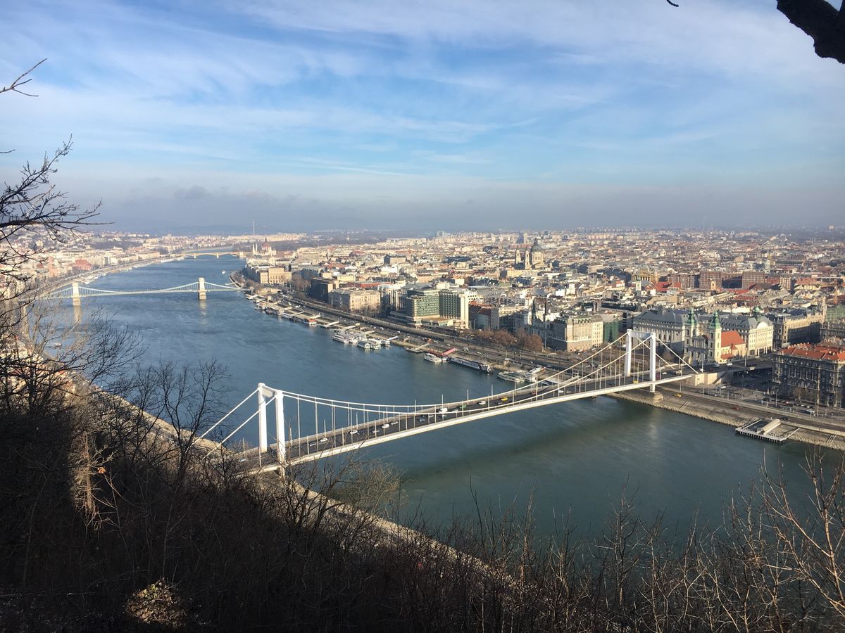 年越しです。大きなイベントはなく、所々で小さな花火が上がるくらいでした。
...