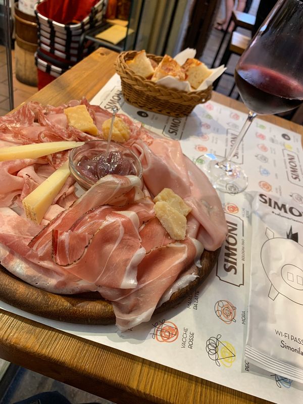 イタリア・ボローニャ「イタリア　ボローニャ」の写真：ボローニャといえばボロネーゼ、ハム、トル...