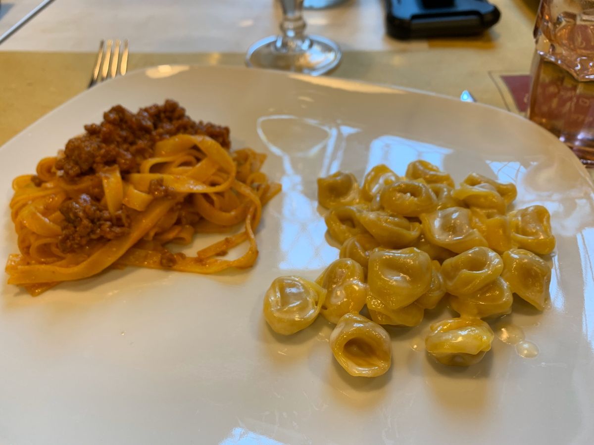 ボローニャといえばボロネーゼ、ハム、トルテリーニ、ランブルスコ、等々。ハム...