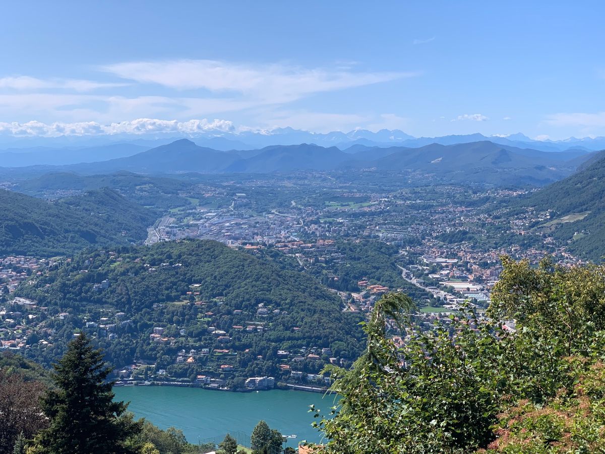 ケーブルカーで山に登ってみました。ケーブルカーの駅から展望台までが思ってい...