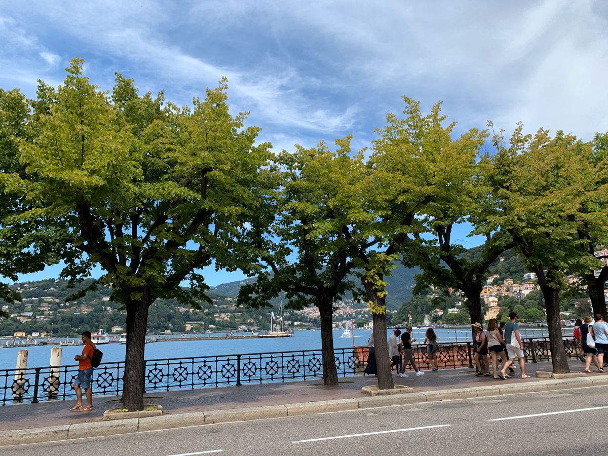 ミラノからコモへ。湖畔をのんびり散策。