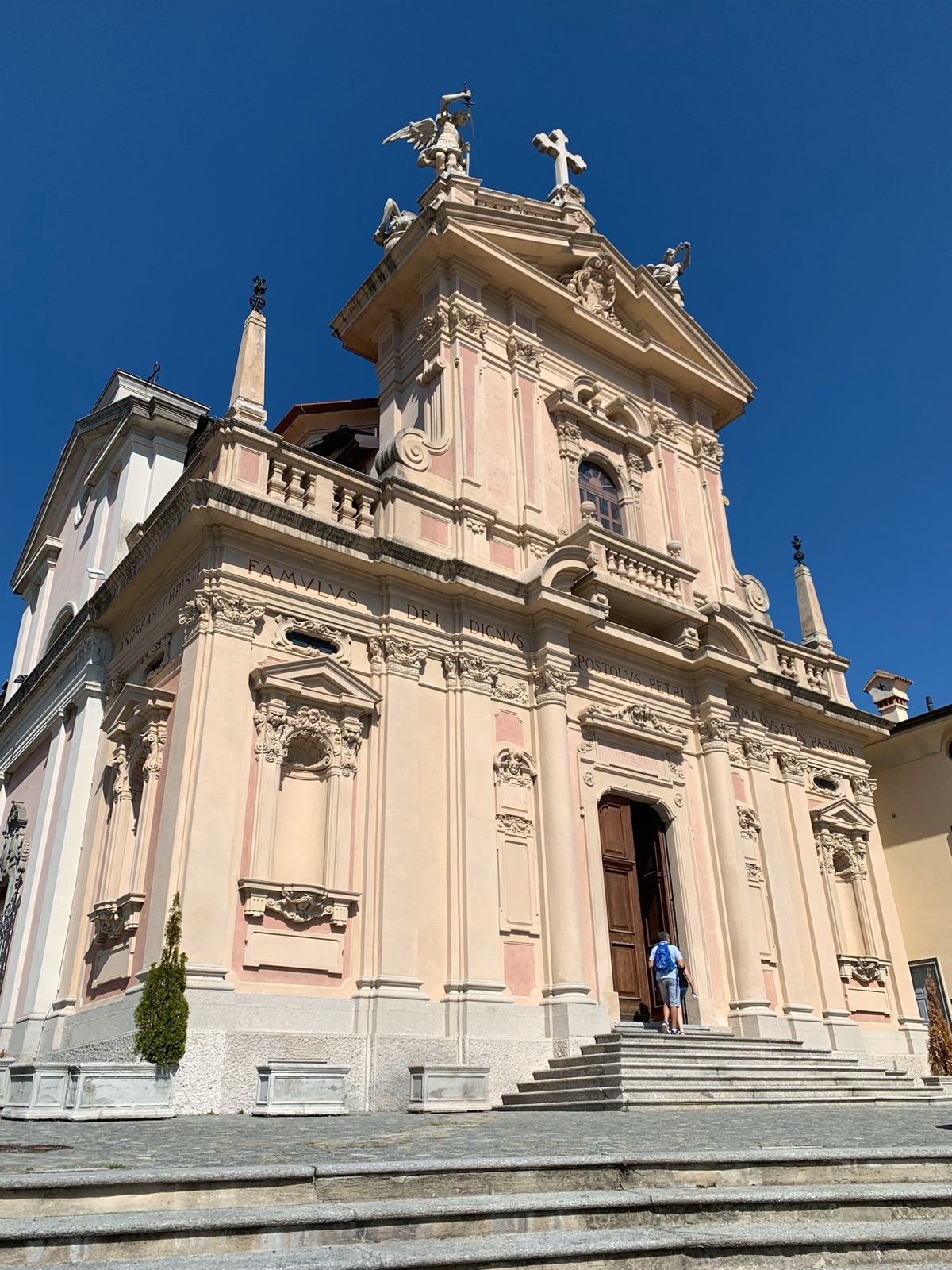 ケーブルカーで山に登ってみました。ケーブルカーの駅から展望台までが思ってい...