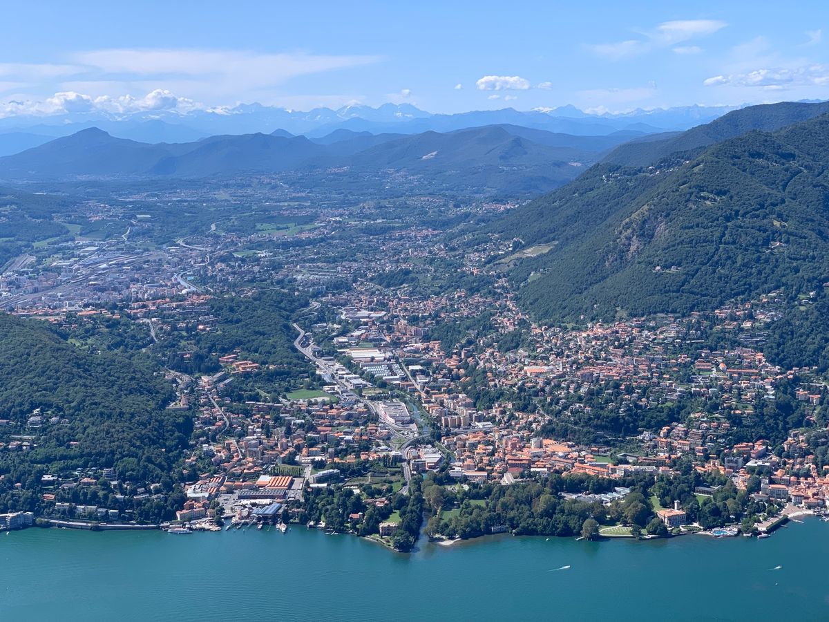 ケーブルカーで山に登ってみました。ケーブルカーの駅から展望台までが思ってい...