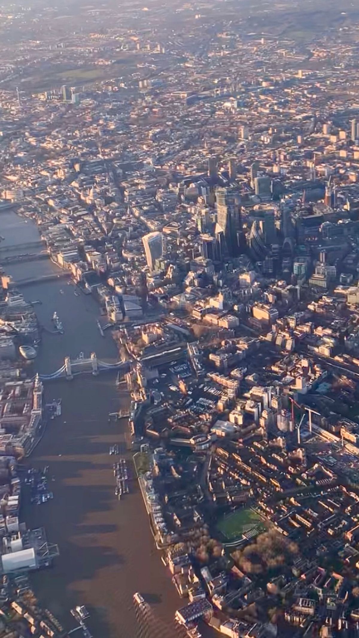 思春期を過ごした第二の故郷ロンドンへ。到着前の飛行機の窓からロンドンらしい...